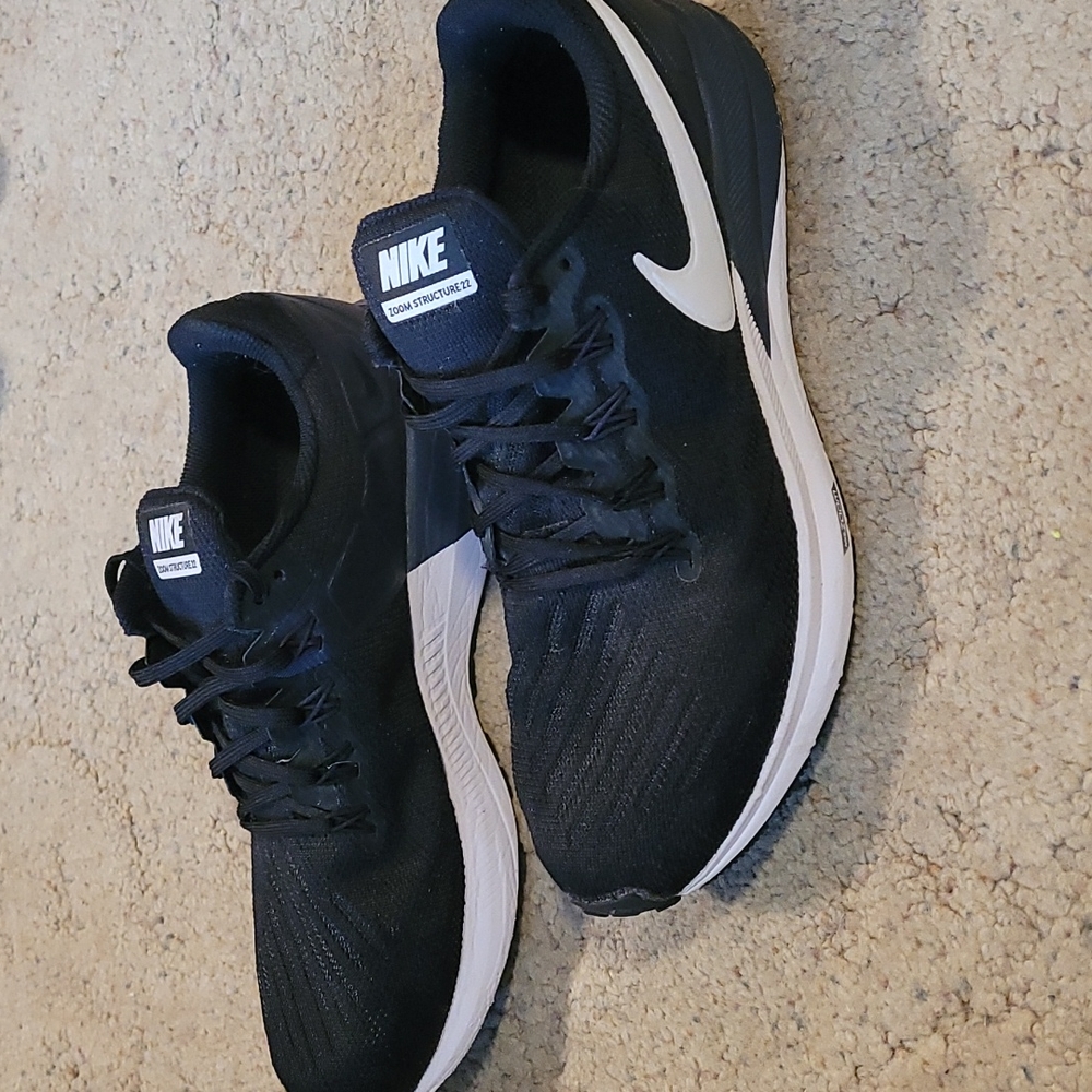Black Nike Zoom Structure 22